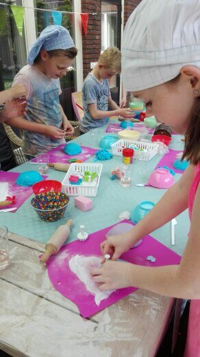 boltaartjes maken kinderfeestje aan tafel 10