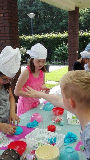 boltaartjes maken kinderfeestje aan tafel 11