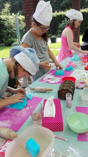 boltaartjes maken kinderfeestje aan tafel 12