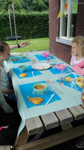 boltaartjes maken kinderfeestje aan tafel 9