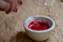lipgloss maken met stamper en glazen roerstaaf